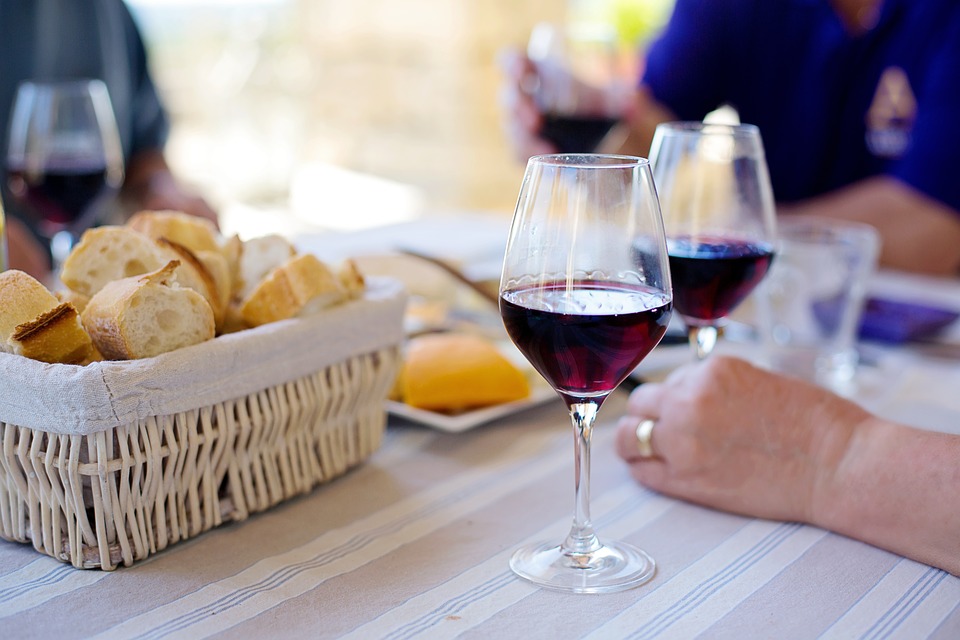 Achat en ligne : Comment prévoir la meilleure quantité de vin lors d’un diner en famille ?